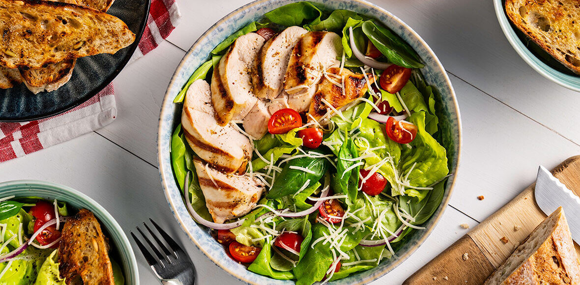 Salade au poulet grillé méditerranéen et au pain