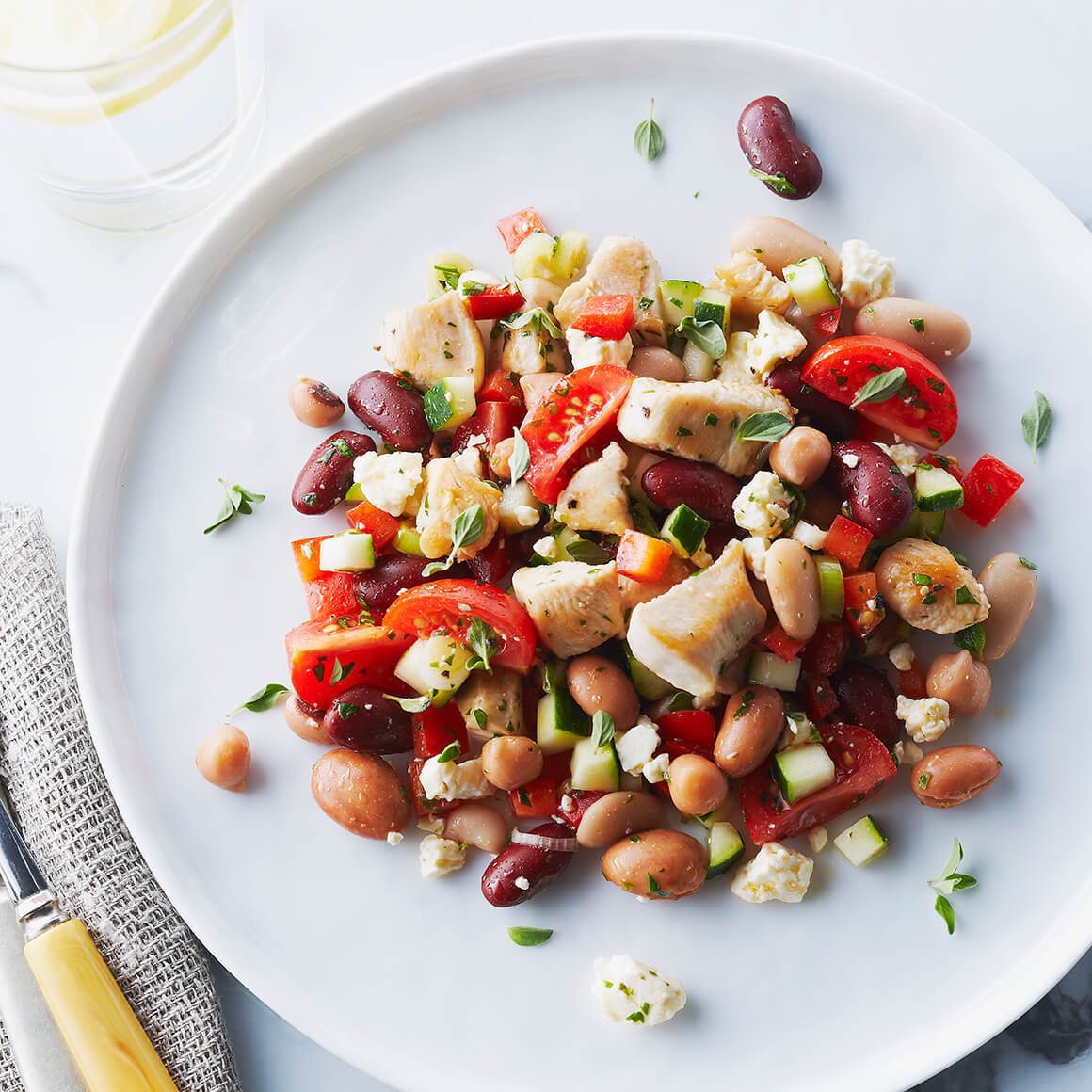 Salade de poulet, de feta et de haricots variés