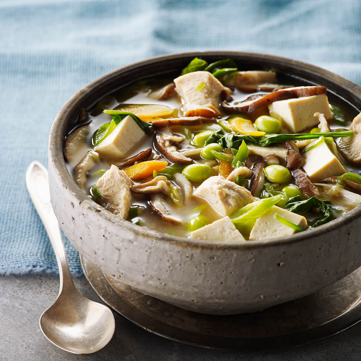 Soupe miso au poulet et au tofu