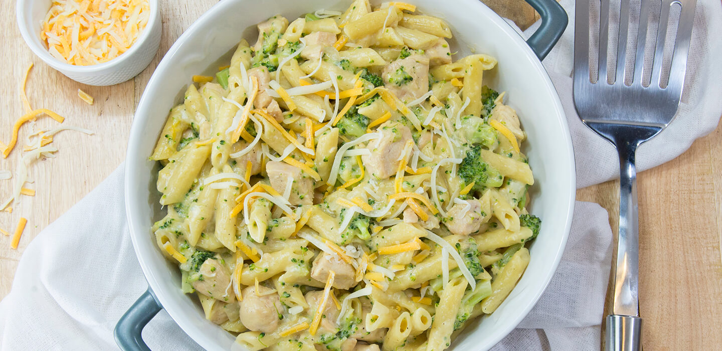 Pâtes au poulet, au brocoli et au fromage dans une seule poêle