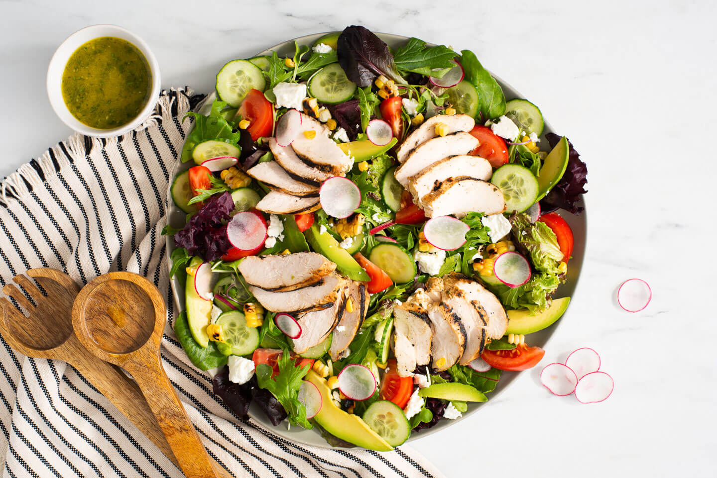 Salade de poulet grillé avec maïs et féta