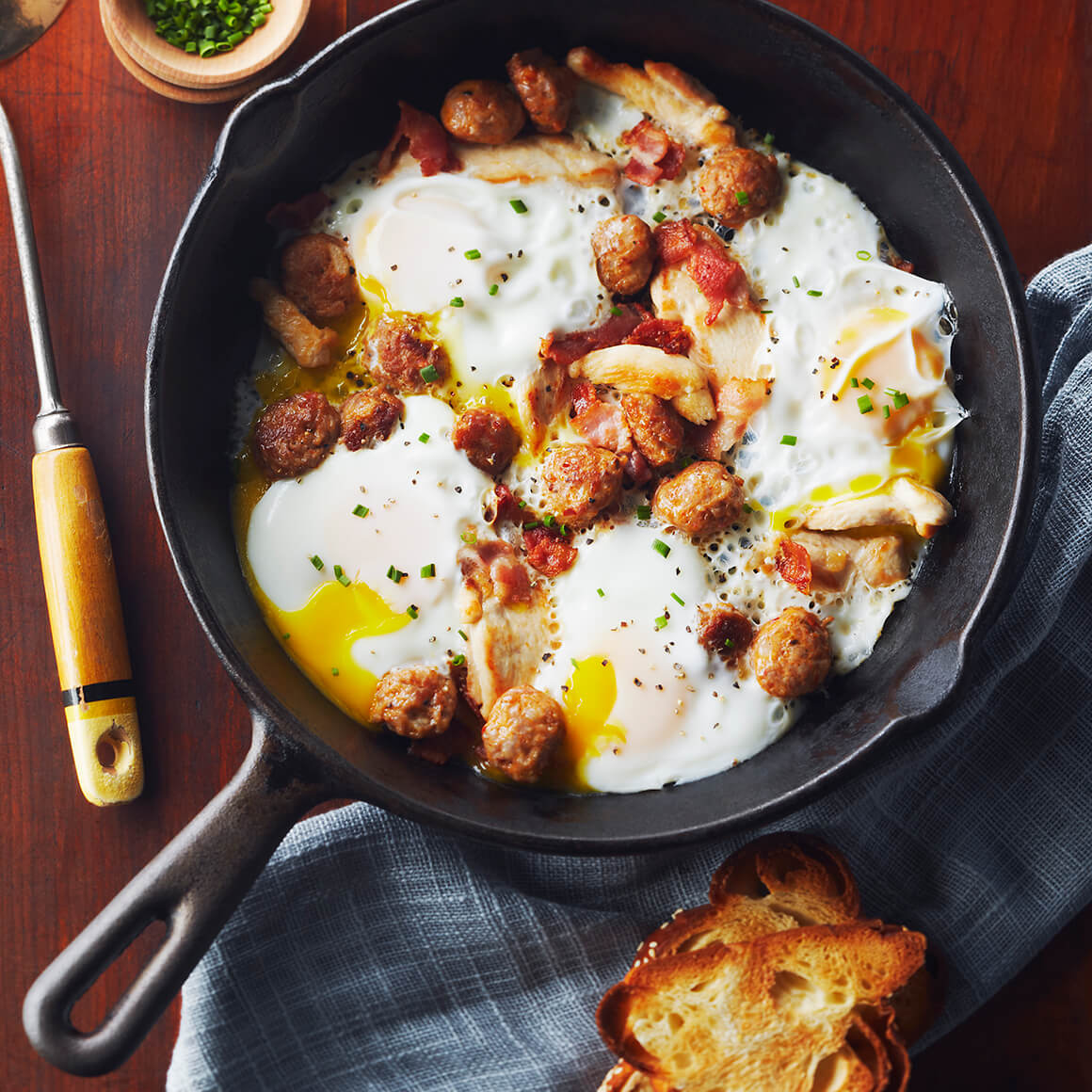 petit-déjeuner sain œuf au plat dans une poêle à frire sur une