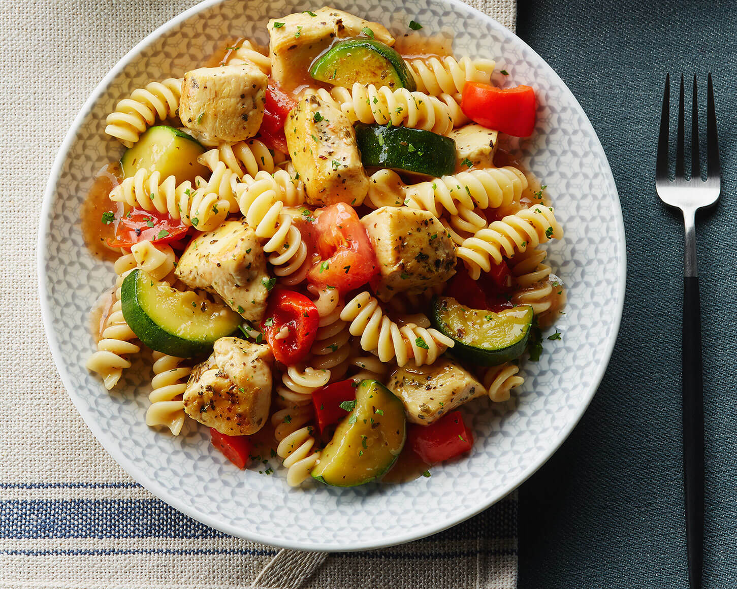 Pâtes au poulet, au brocoli et au fromage dans une seule poêle