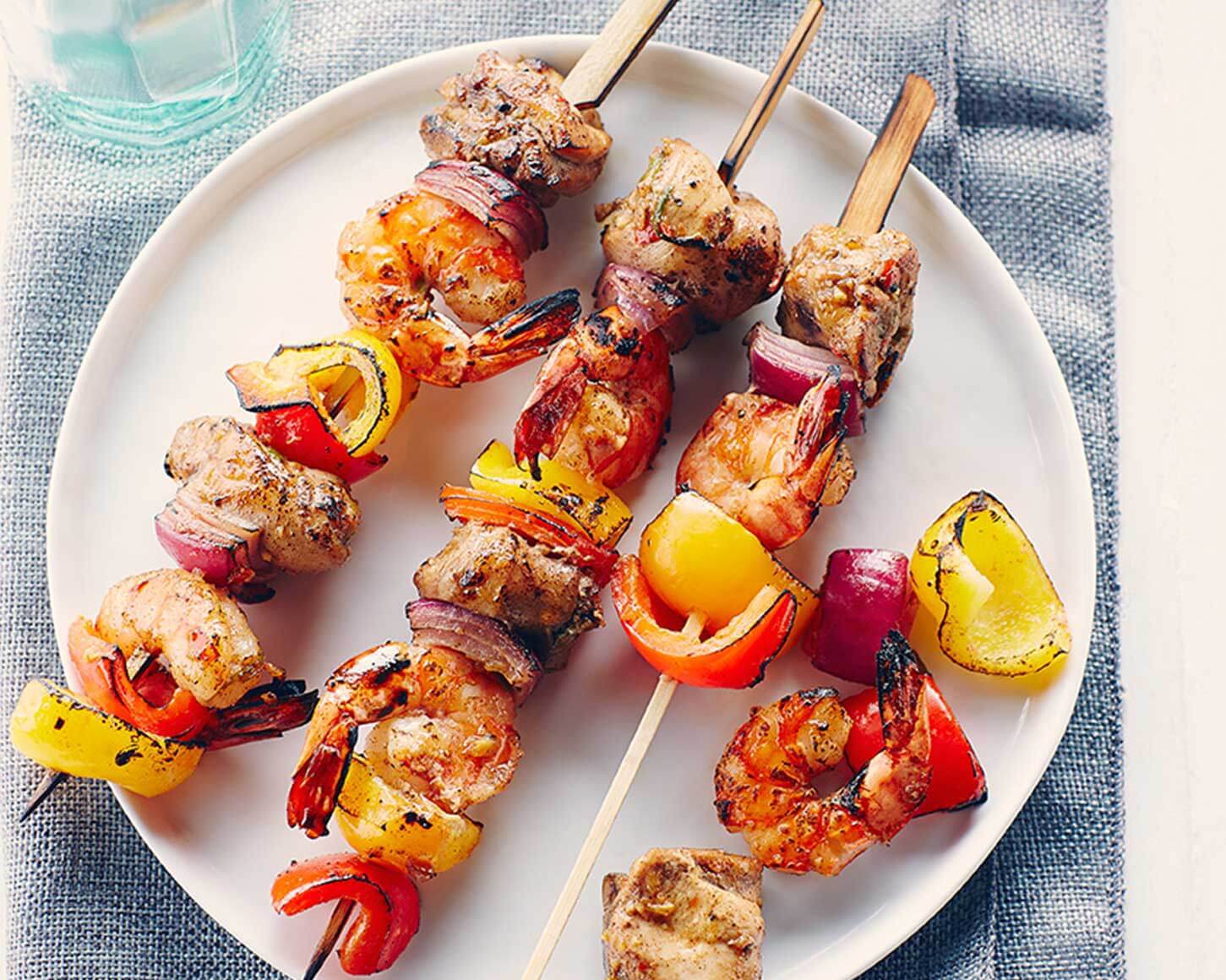 Brochettes de poulet satay et légumes grillés